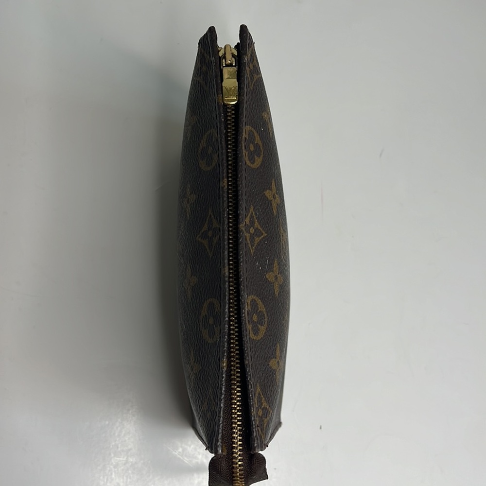 SOLD. Louis Vuitton Toiletry 19 pouch monogram - Picture 11 of 13